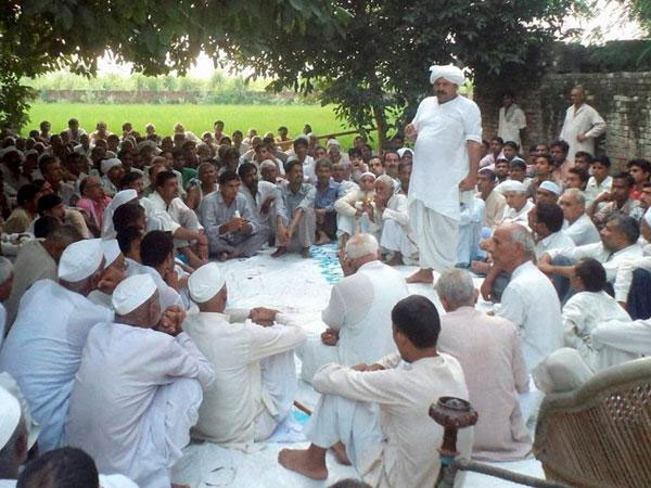 মালদহ, ১৫ সেপ্টেম্বর : আবারও সালিশি সভায় মাতব্বরি মোড়লদের। শিশুদের খেলা নিয়ে বিবাদের জেরে বড়দের সালিশিসভায় রড দিয়ে মারধরকরা হল এক মহিলাকে। মালদহের ইংরেজবাজারের সাগরদিঘি গ্রামের ঘটনা। মাথায় আঘাত নিয়ে ওই মহিলা বর্তমানে মালদা মেডিকেল কলেজ হাসপাতালে চিকিৎসাধীন। এই ঘটনায় বৃহস্পতিবার পুলিশের কাছে অভিযোগ দায়ের করেছেন আক্রান্ত মহিলা। খেলা নিয়ে শিশুদের বিবাদ। সেই বিবাদে জড়িয়ে পড়েন বড়রাও। বিবাদ মেটাতে সালিশি সভা বসেছিল গ্রামে। মোড়ল পাঁচু হালদার এই ঘটনায় মহিলাকে দোষীসাব্যস্ত করেন। তাঁর জন্য ধার্য হয় জরিমানা। কিন্তু তিনি জরিমানা দিতে অস্বীকার করেন। তখনই লাঠি-রড দিয়ে ব্যাপক মারধর করা হয় ওই মহিলাকে। মারের জেরে অচৈতন্য হয়ে পড়েন তিনি। আক্রান্ত মহিলা বর্তমানে চিকিৎসাধীন। ইংরেজবাজার থানার পুলিশ ঘটনার তদন্ত শুরু করেছে। আক্রান্ত মহিলা ও তাঁর ছেলে মৎস্যজীবী। মহিলার ৫ বছরের নাতিকে নিয়েই ঘটনার সূত্রপাত। আক্রান্ত মহিলার মেয়ে জানান, গত রবিবার বিকেলে পাড়ার শিশুরা একসঙ্গে খেলছিল। খেলার সময়ই তাদের মধ্যে ঝগড়া হয়। তা থেকে বাচ্চারাই হাতাহাতিতে জড়িয়ে পড়ে। পচা মণ্ডল নামে এক প্রতিবেশীর ছেলে মাটিতে পড়ে যায়। পচাই গ্রামের মোড়লের কাছে নালিশ জানান। সব ঘটনা শুনে মোড়ল দুই তরফের বাড়িতে গিয়ে সমস্যার মীমাংসা করে দেন। কিন্তু, মোড়লের সেই রায় পছন্দ হয়নি পচার। বুধবার তিনি এই ঘটনা নিয়ে গ্রামে সালিশি সভা ডাকেন। সালিশিসভায় মহিলার ছেলের এক হাজার টাকা জরিমানা করা হয়। তাঁদের দাবি, শিশুদের মধ্যে মারামারি হয়েছে। আবার মিটেও গিয়েছে। তারপর সেদিনের ঘটনায় পচার ছেলের কোনও ক্ষতিও হয়নি। তবে কেন তাঁদের জরিমানা করা হচ্ছে ? এই বলে জরিমানার টাকা দিতে অস্বীকার করেন। তারপরই পচা ও তাঁর বাড়ির লোকজন লোহার রড দিয়ে মহিলার মাথায় আঘাত করেন। তাঁর মাথা ফেটে যায়। পরিস্থিতি দেখে সালিশি সভার বিচারকরা সরে পড়েন। বৃহস্পতিবার পচা সহ ৭ জনের বিরুদ্ধে ইংরেজবাজার থানায় অভিযোগ দায়ের করে আক্রান্ত পরিবার। মালদহ, ১৫ সেপ্টেম্বর : আবারও সালিশি সভায় মাতব্বরি মোড়লদের। শিশুদের খেলা নিয়ে বিবাদের জেরে বড়দের সালিশিসভায় রড দিয়ে মারধরকরা হল এক মহিলাকে। মালদহের ইংরেজবাজারের সাগরদিঘি গ্রামের ঘটনা। মাথায় আঘাত নিয়ে ওই মহিলা বর্তমানে মালদা মেডিকেল কলেজ হাসপাতালে চিকিৎসাধীন। এই ঘটনায় বৃহস্পতিবার পুলিশের কাছে অভিযোগ দায়ের করেছেন আক্রান্ত মহিলা। খেলা নিয়ে শিশুদের বিবাদ। সেই বিবাদে জড়িয়ে পড়েন বড়রাও। বিবাদ মেটাতে সালিশি সভা বসেছিল গ্রামে। মোড়ল পাঁচু হালদার এই ঘটনায় মহিলাকে দোষীসাব্যস্ত করেন। তাঁর জন্য ধার্য হয় জরিমানা। কিন্তু তিনি জরিমানা দিতে অস্বীকার করেন। তখনই লাঠি-রড দিয়ে ব্যাপক মারধর করা হয় ওই মহিলাকে। মারের জেরে অচৈতন্য হয়ে পড়েন তিনি। আক্রান্ত মহিলা বর্তমানে চিকিৎসাধীন। ইংরেজবাজার থানার পুলিশ ঘটনার তদন্ত শুরু করেছে। আক্রান্ত মহিলা ও তাঁর ছেলে মৎস্যজীবী। মহিলার ৫ বছরের নাতিকে নিয়েই ঘটনার সূত্রপাত। আক্রান্ত মহিলার মেয়ে জানান, গত রবিবার বিকেলে পাড়ার শিশুরা একসঙ্গে খেলছিল। খেলার সময়ই তাদের মধ্যে ঝগড়া হয়। তা থেকে বাচ্চারাই হাতাহাতিতে জড়িয়ে পড়ে। পচা মণ্ডল নামে এক প্রতিবেশীর ছেলে মাটিতে পড়ে যায়। পচাই গ্রামের মোড়লের কাছে নালিশ জানান। সব ঘটনা শুনে মোড়ল দুই তরফের বাড়িতে গিয়ে সমস্যার মীমাংসা করে দেন। কিন্তু, মোড়লের সেই রায় পছন্দ হয়নি পচার। বুধবার তিনি এই ঘটনা নিয়ে গ্রামে সালিশি সভা ডাকেন। সালিশিসভায় মহিলার ছেলের এক হাজার টাকা জরিমানা করা হয়। তাঁদের দাবি, শিশুদের মধ্যে মারামারি হয়েছে। আবার মিটেও গিয়েছে। তারপর সেদিনের ঘটনায় পচার ছেলের কোনও ক্ষতিও হয়নি। তবে কেন তাঁদের জরিমানা করা হচ্ছে ? এই বলে জরিমানার টাকা দিতে অস্বীকার করেন। তারপরই পচা ও তাঁর বাড়ির লোকজন লোহার রড দিয়ে মহিলার মাথায় আঘাত করেন। তাঁর মাথা ফেটে যায়। পরিস্থিতি দেখে সালিশি সভার বিচারকরা সরে পড়েন। বৃহস্পতিবার পচা সহ ৭ জনের বিরুদ্ধে ইংরেজবাজার থানায় অভিযোগ দায়ের করে আক্রান্ত পরিবার।