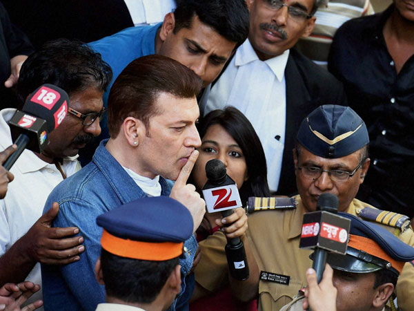 প্রতিবেশীকে মারধর : ১ বছরের জেল অভিনেতা আদিত্য পাঞ্চোলির প্রতিবেশীকে মারধর : ১ বছরের জেল অভিনেতা আদিত্য পাঞ্চোলির