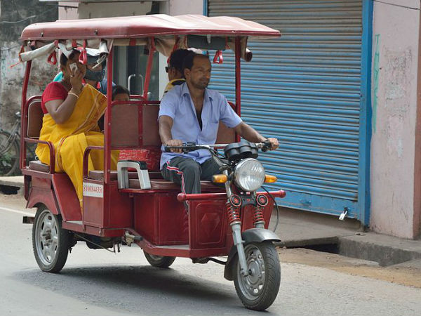 বালিতে দৌরাত্ম্য টোটো চালকের, কাটারির কোপ যাত্রীর মাথায় বালিতে দৌরাত্ম্য টোটো চালকের, কাটারির কোপ যাত্রীর মাথায়