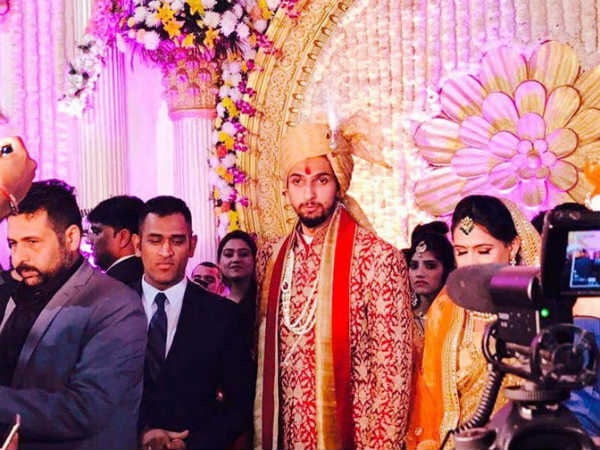 বিয়েতে উপস্থিত ধোনি