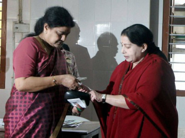স্বামীকে ছাড়লেও জয়াকে ছাড়েননি শশীকলা