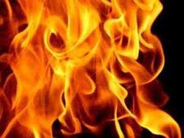 গ্যাস সিলিন্ডার ফেটে যাদবপুরে রেস্তরাঁয় আগুন, মৃত ১, আশঙ্কাজনক ২ গ্যাস সিলিন্ডার ফেটে যাদবপুরে রেস্তরাঁয় আগুন, মৃত ১, আশঙ্কাজনক ২