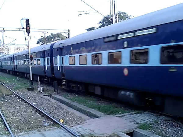 যাত্রী বোঝাই কামরা ফেলে ছুটল ইঞ্জিন, দুর্ঘটনা থেকে রক্ষা অকাল তখতের যাত্রী বোঝাই কামরা ফেলে ছুটল ইঞ্জিন, দুর্ঘটনা থেকে রক্ষা অকাল তখতের