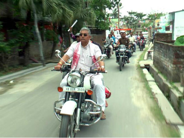 হেলমেট ছাড়া বাইক চালিয়ে বিতর্কে দিলীপ ঘোষ, এবার সওয়ারি লকেটও হেলমেট ছাড়া বাইক চালিয়ে বিতর্কে দিলীপ ঘোষ, এবার সওয়ারি লকেটও