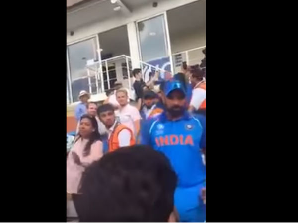 বাপ কৌন হ্যায়' শুনে পাক সমর্থকের দিকে তেড়ে গেলেন সামি, দেখুন ভিডিও বাপ কৌন হ্যায়' শুনে পাক সমর্থকের দিকে তেড়ে গেলেন সামি, দেখুন ভিডিও