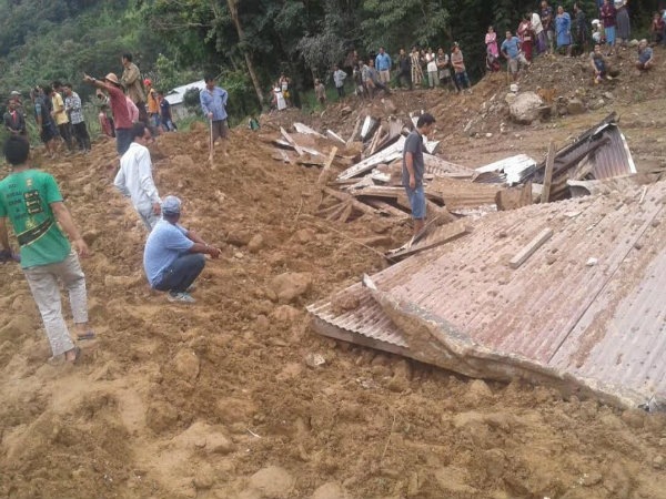 বৃষ্টিতে বিপর্যস্ত অরুণাচল, ধসে বাড়ছে মৃতের সংখ্য়া বৃষ্টিতে বিপর্যস্ত অরুণাচল, ধসে বাড়ছে মৃতের সংখ্য়া