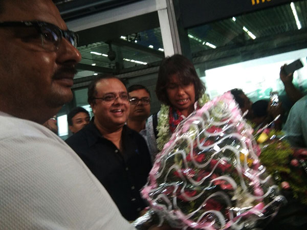 ঝুলন-সায়নীর প্রত্যাবর্তনে ঝুলন-সায়নীর প্রত্যাবর্তনে