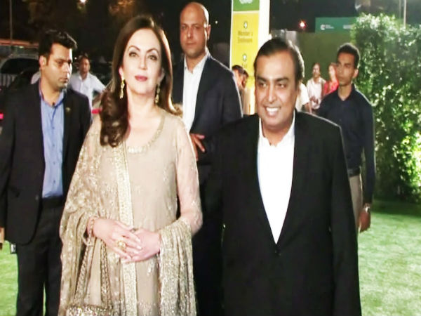 মুকেশ আম্বানি পরিবার যে ফোন ব্যবহার করে তার দাম কত জানেন ? মুকেশ আম্বানি পরিবার যে ফোন ব্যবহার করে তার দাম কত জানেন ?