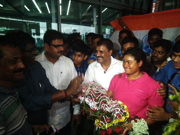 ঝুলন-সায়নীর প্রত্যাবর্তনে ঝুলন-সায়নীর প্রত্যাবর্তনে