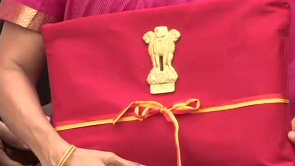 কেন্দ্রীয় বাজেট ২০২০ বাজেটের লাল ব্রিফকেস কেন ব্যবহার করা হয়ে জানেন