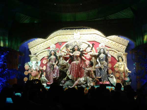 মহাষষ্ঠীতে কলকাতার রাস্তায়ে দর্শনার্থীদের ঢল