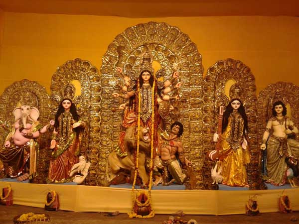 মহাষষ্ঠীতে কলকাতার রাস্তায়ে দর্শনার্থীদের ঢল