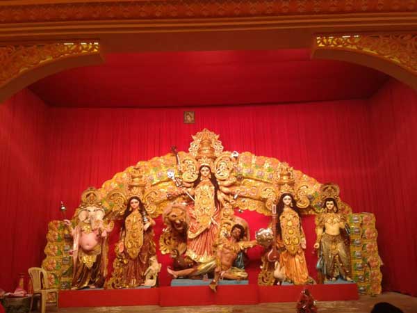 মহাষষ্ঠীতে কলকাতার রাস্তায়ে দর্শনার্থীদের ঢল