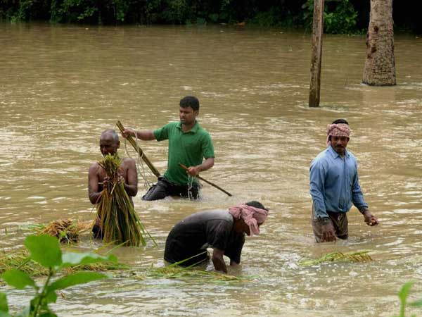 হাওড়ায় জলবন্দী মানুষ হাওড়ায় জলবন্দী মানুষ