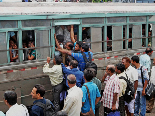 ভাড়া বৃদ্ধির দাবীতে বাস মালিকদের ডাকা বাস ধর্মঘটে চরম ভোগান্তি আম জনতার ভাড়া বৃদ্ধির দাবীতে বাস মালিকদের ডাকা বাস ধর্মঘটে চরম ভোগান্তি আম জনতার