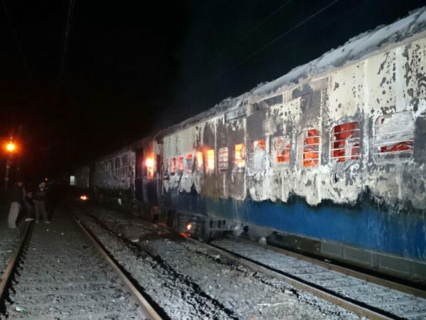 চলন্ত দেরাদুন এক্সপ্রেসে আগুনের লেলিহান শিখা