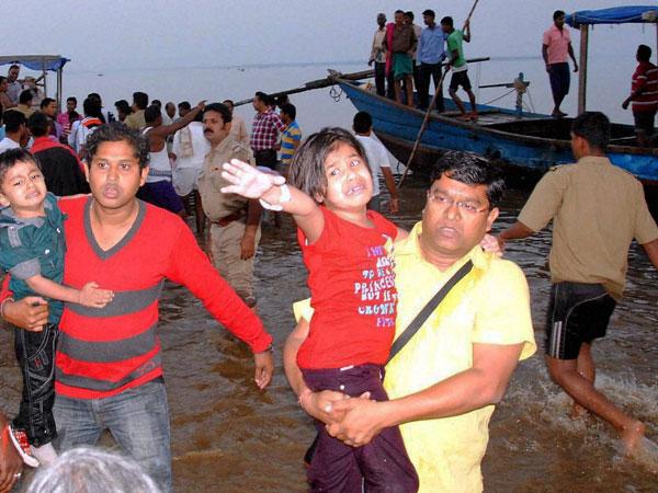 ওড়িশার হীরাকুদ জলাধারে নৌকাডুবিতে ১২ জনের মৃত্যু, নিখোঁজ ১১a ওড়িশার হীরাকুদ জলাধারে নৌকাডুবিতে ১২ জনের মৃত্যু, নিখোঁজ ১১a