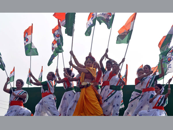 বিনে পয়সায় নাচ...