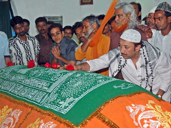 প্রচারে বেরিয়ে টাকা বিলোচ্ছেন বিজেপি প্রার্থী জয় বন্দ্যোপাধ্যায়, অভিযোগ তৃণমূলের প্রচারে বেরিয়ে টাকা বিলোচ্ছেন বিজেপি প্রার্থী জয় বন্দ্যোপাধ্যায়, অভিযোগ তৃণমূলের