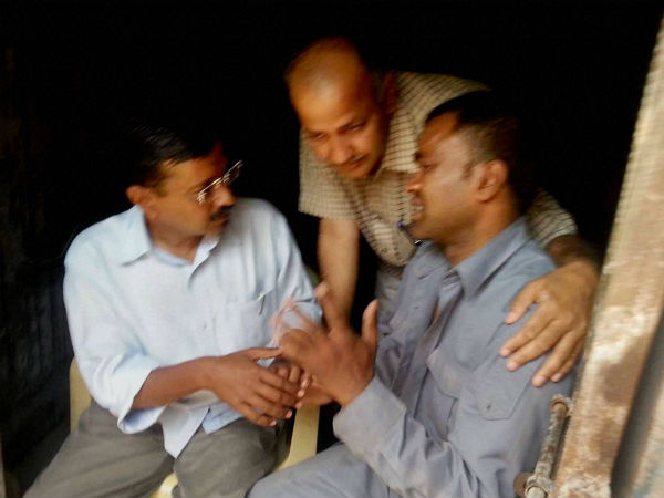 দেখা করায় কেজরিওয়ালের কাছে ক্ষমা চাইলেন আক্রমণকারীরা, চড় মারাটা বড় ভুল স্বীকারোক্তি অটোচালকের দেখা করায় কেজরিওয়ালের কাছে ক্ষমা চাইলেন আক্রমণকারীরা, চড় মারাটা বড় ভুল স্বীকারোক্তি অটোচালকের