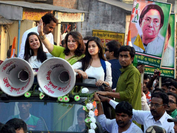 মুনমুন ও তাঁর কন্যাযুগলকে ধুলোর আক্রমণ থেকে রক্ষা করতে 'সড়ক স্নান' তৃষ্ণার্ত বাঁকুড়ায় মুনমুন ও তাঁর কন্যাযুগলকে ধুলোর আক্রমণ থেকে রক্ষা করতে 'সড়ক স্নান' তৃষ্ণার্ত বাঁকুড়ায়