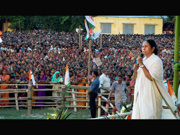 গ্রামের রাস্তায় রাস্তায় পথনাটিকা