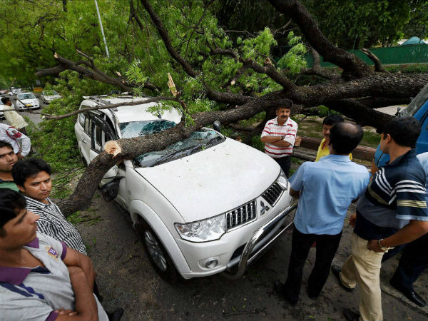 খারাপ আবহাওয়া, প্রবল ঝড়বৃষ্টিতে ৯ জন প্রাণ হারালেন দিল্লিতে খারাপ আবহাওয়া, প্রবল ঝড়বৃষ্টিতে ৯ জন প্রাণ হারালেন দিল্লিতে