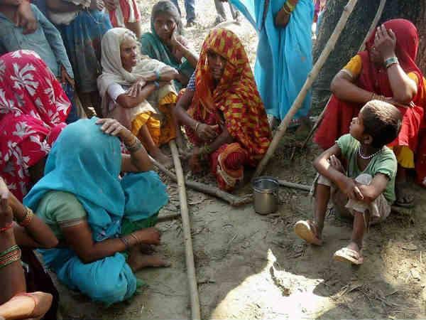 উত্তরপ্রদেশ : 'মিডিয়াকে যেতে দে, মহাভারত বানিয়ে দেব', মৃতাদের পরিবারকে হুমকি উত্তরপ্রদেশ : 'মিডিয়াকে যেতে দে, মহাভারত বানিয়ে দেব', মৃতাদের পরিবারকে হুমকি
