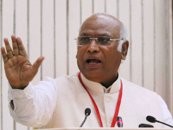 লোকসভায় কংগ্রেসকে নেতৃত্ব দিতে পারেন মল্লিকার্জুন খার্গে লোকসভায় কংগ্রেসকে নেতৃত্ব দিতে পারেন মল্লিকার্জুন খার্গে