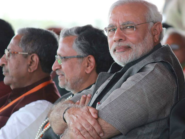 দেশি-বিদেশি 'ফ্যাশনম্যানিয়া'-য় সুপারহিট 'মোদীকুর্তা' দেশি-বিদেশি 'ফ্যাশনম্যানিয়া'-য় সুপারহিট 'মোদীকুর্তা'
