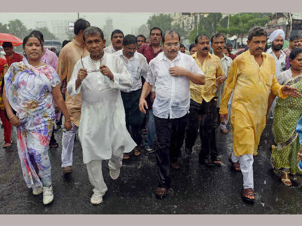 এল বৃষ্টি ঝেঁপে