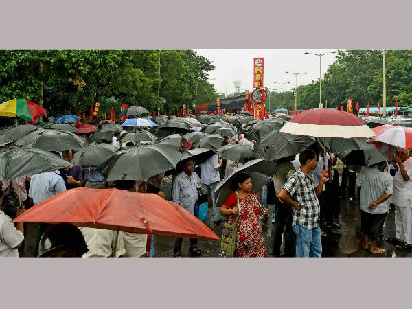 বৃষ্টিতেও ক্ষান্ত নয়