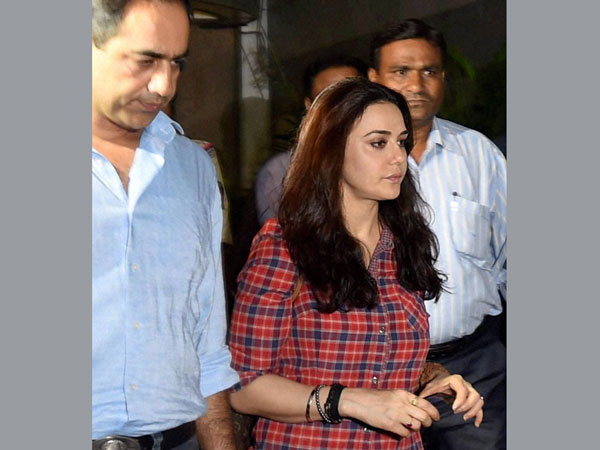 কালশিটে পড়া তাঁর হাতের ছবি পুলিশকে দিলেন প্রীতি জিনটা কালশিটে পড়া তাঁর হাতের ছবি পুলিশকে দিলেন প্রীতি জিনটা