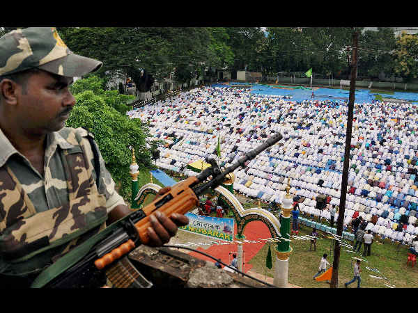 কড়া নিরাপত্তায় নমাজ
