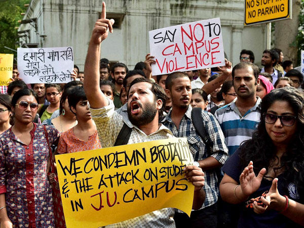 যাদবপুরের শ্লীলতাহানির ঘটনায় অবশেষে গ্রেফতার ২ যাদবপুরের শ্লীলতাহানির ঘটনায় অবশেষে গ্রেফতার ২
