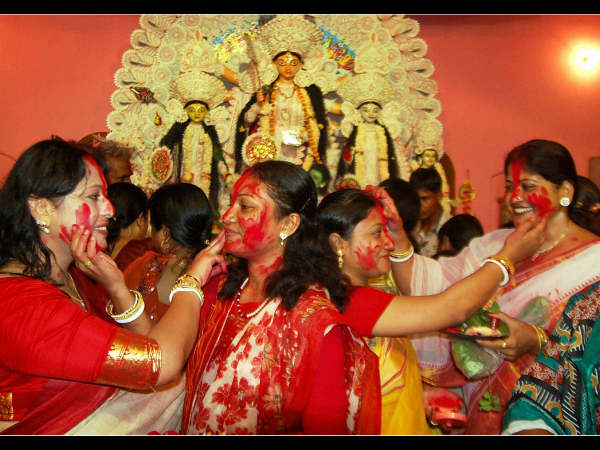 সিঁদুর মেখে লাল হয়ে
