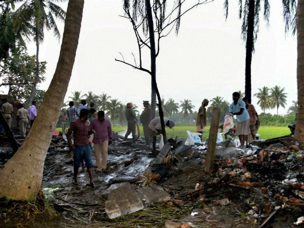 অন্ধ্রর বাজি কারখানায় আগুন, মৃত ১৭ জনের মধ্যে ১৪ জনই মহিলা অন্ধ্রর বাজি কারখানায় আগুন, মৃত ১৭ জনের মধ্যে ১৪ জনই মহিলা