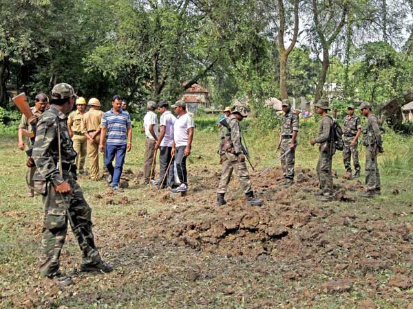 ফের দুই দলের সংঘর্ষে রণক্ষেত্র পাড়ুই, পরস্পরকে দুষছে তৃণমূল-বিজেপি ফের দুই দলের সংঘর্ষে রণক্ষেত্র পাড়ুই, পরস্পরকে দুষছে তৃণমূল-বিজেপি