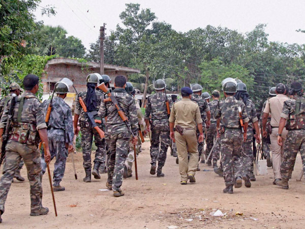 মাকড়া-শিরশিটার পর রণক্ষেত্রের চেহারা নিল পাড়ুইয়ের ডুবশঙ্কা গ্রাম মাকড়া-শিরশিটার পর রণক্ষেত্রের চেহারা নিল পাড়ুইয়ের ডুবশঙ্কা গ্রাম