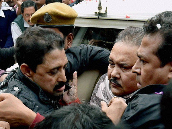 ১৬ ডিসেম্বর পর্যন্ত সিবিআই হেফাজত মদন মিত্রের ১৬ ডিসেম্বর পর্যন্ত সিবিআই হেফাজত মদন মিত্রের