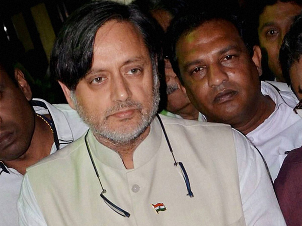 সুনন্দা পুষ্কর হত্যাকাণ্ড: এখনই থারুরকে জিজ্ঞাসাবাদ নয়, জানাল পুলিশ সুনন্দা পুষ্কর হত্যাকাণ্ড: এখনই থারুরকে জিজ্ঞাসাবাদ নয়, জানাল পুলিশ