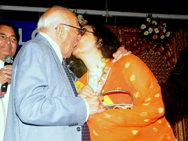 ঠোঁটে ঠোঁট