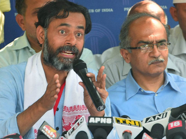 নয়াদিল্লি, ১৪ এপ্রিল : আপ বিক্ষুব্ধ নেতা যোগেন্দ্র যাদব এবং প্রশান্ত ভূষণ নয়া দল 'স্বরাজ অভিযান' গঠনের ডাক দিলেন। আজ, মঙ্গলবার সমর্থকদের নিয়ে একটি মিছিল করার পর বিকল্প রাজনীতির ঘোষণা করলেন এই দুই আপ নেতা। স্বরাজ সংবাদ নামের এই বৈঠক ডাকার পরই জল্পনা শুরু হয়েছিল যে যাদব ও ভূষণ নয়া দল গঠনের ডাক দেবেন। ভোটে যেখানে ৭০ শতাংশ বলেছেন আপের মধ্যে থেকে লড়াই করার, সেখানে ২৫ শতাংশ নতুন দল গঠনের পক্ষে। এদিকে আপ ইতিমধ্যেই ইঙ্গিত দিয়েছে, আগামীকাল আপ-বিক্ষুব্ধ এই দুই নেতার বিরুদ্ধে পদক্ষেপ নেওয়ার ক্ষেত্রে। গত মাসে দলের সমস্ত পদ থেকে এই দুই নেতাকে বহিষ্কার করা হয়েছে। যদিও দল থেকে বহিষ্কারের মতো বড় সিদ্ধান্ত নেয়নি আপ নেতৃত্ব। তবে এবার হয়তো কোনও কড়া পদক্ষেপ নেওয়ার পথেই যাবে আপ নেতৃত্ব। প্রশান্ত ভূষণ এদিন বলেন, দল শুধুমাত্র কেজরিওয়ালের দল নয়। তিনি অক্লান্ত পরিশ্রম করেছেন ঠিকই কিন্তু আরও হাজার হাজার মানুষও একই পরিশ্রম করেথেন। আজ যদি আমরা নতুন দলের ডাক দিই তাহলে আপের মধ্যে যে সমস্যা রয়েছে সেই একই সমস্যা দেখা দেবে নতুন দলটিতেও। এদিন সমাবেশে প্রায় ৪০০০ আপ কর্মী সমর্থন জড়ো হয়েছিলেন। নয়াদিল্লি, ১৪ এপ্রিল : আপ বিক্ষুব্ধ নেতা যোগেন্দ্র যাদব এবং প্রশান্ত ভূষণ নয়া দল 'স্বরাজ অভিযান' গঠনের ডাক দিলেন। আজ, মঙ্গলবার সমর্থকদের নিয়ে একটি মিছিল করার পর বিকল্প রাজনীতির ঘোষণা করলেন এই দুই আপ নেতা। স্বরাজ সংবাদ নামের এই বৈঠক ডাকার পরই জল্পনা শুরু হয়েছিল যে যাদব ও ভূষণ নয়া দল গঠনের ডাক দেবেন। ভোটে যেখানে ৭০ শতাংশ বলেছেন আপের মধ্যে থেকে লড়াই করার, সেখানে ২৫ শতাংশ নতুন দল গঠনের পক্ষে। এদিকে আপ ইতিমধ্যেই ইঙ্গিত দিয়েছে, আগামীকাল আপ-বিক্ষুব্ধ এই দুই নেতার বিরুদ্ধে পদক্ষেপ নেওয়ার ক্ষেত্রে। গত মাসে দলের সমস্ত পদ থেকে এই দুই নেতাকে বহিষ্কার করা হয়েছে। যদিও দল থেকে বহিষ্কারের মতো বড় সিদ্ধান্ত নেয়নি আপ নেতৃত্ব। তবে এবার হয়তো কোনও কড়া পদক্ষেপ নেওয়ার পথেই যাবে আপ নেতৃত্ব। প্রশান্ত ভূষণ এদিন বলেন, দল শুধুমাত্র কেজরিওয়ালের দল নয়। তিনি অক্লান্ত পরিশ্রম করেছেন ঠিকই কিন্তু আরও হাজার হাজার মানুষও একই পরিশ্রম করেথেন। আজ যদি আমরা নতুন দলের ডাক দিই তাহলে আপের মধ্যে যে সমস্যা রয়েছে সেই একই সমস্যা দেখা দেবে নতুন দলটিতেও। এদিন সমাবেশে প্রায় ৪০০০ আপ কর্মী সমর্থন জড়ো হয়েছিলেন।