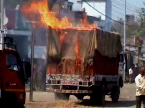 শাসকদলের গোষ্ঠী সংঘর্ষে উত্তপ্ত হাওড়ার শালিমার, নামল আধাসেনা শাসকদলের গোষ্ঠী সংঘর্ষে উত্তপ্ত হাওড়ার শালিমার, নামল আধাসেনা