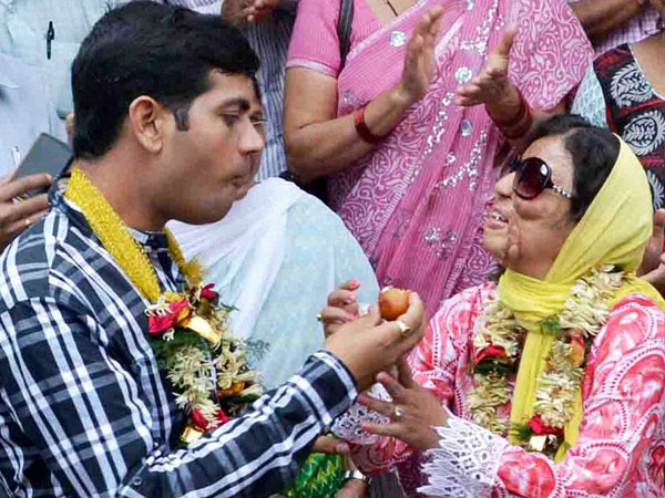 ফের বদলালো জীবন, সাত পাকে বাঁধা পড়লেন ঝাড়খণ্ডের অ্যাসিড হামলার পীড়িতা সোনালি মুখোপাধ্যায় ফের বদলালো জীবন, সাত পাকে বাঁধা পড়লেন ঝাড়খণ্ডের অ্যাসিড হামলার পীড়িতা সোনালি মুখোপাধ্যায়
