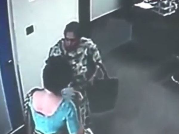ভাইরাল ভিডিও : জলন্ধরের স্কুলে মহিলা অধিকর্তার সঙ্গে অভিভাবকের চুলোচুলি, চড়-চাপড়ের বন্যা ভাইরাল ভিডিও : জলন্ধরের স্কুলে মহিলা অধিকর্তার সঙ্গে অভিভাবকের চুলোচুলি, চড়-চাপড়ের বন্যা