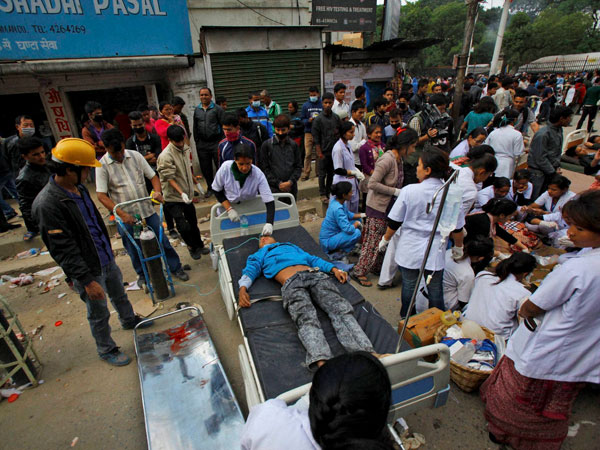 নেপাল ভূমিকম্প : ৮০ ঘণ্টা আটকে থেকে, নিজের মূত্র পান করে জীবিত উদ্ধার এক যুবক নেপাল ভূমিকম্প : ৮০ ঘণ্টা আটকে থেকে, নিজের মূত্র পান করে জীবিত উদ্ধার এক যুবক