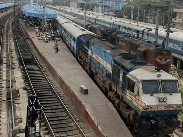 কলকাতায় লোকাল ট্রেনে কম তীব্রতার বিস্ফোরণ, আহত বহু কলকাতায় লোকাল ট্রেনে কম তীব্রতার বিস্ফোরণ, আহত বহু