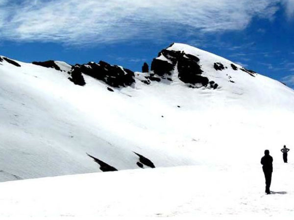 রোটাং পাসের বরফে মোড়া পাহাড়