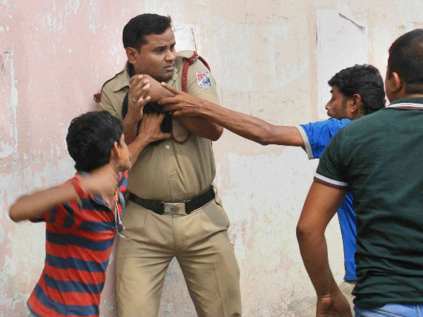 মালদায় হকার-পুলিশ সংঘর্ষ, আরপিএফ কনস্টেবলকে ইট দিয়ে থেঁতলে খুন মালদায় হকার-পুলিশ সংঘর্ষ, আরপিএফ কনস্টেবলকে ইট দিয়ে থেঁতলে খুন